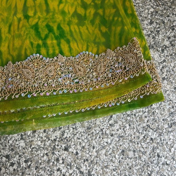 Vibrant Indian 3 piece set. Skirt, blouse & dupatta. - Picture 4 of 7